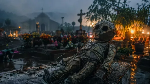 Un muñeco atado en un cementerio de México desata la polémica tras moverse al contacto con agua bendita